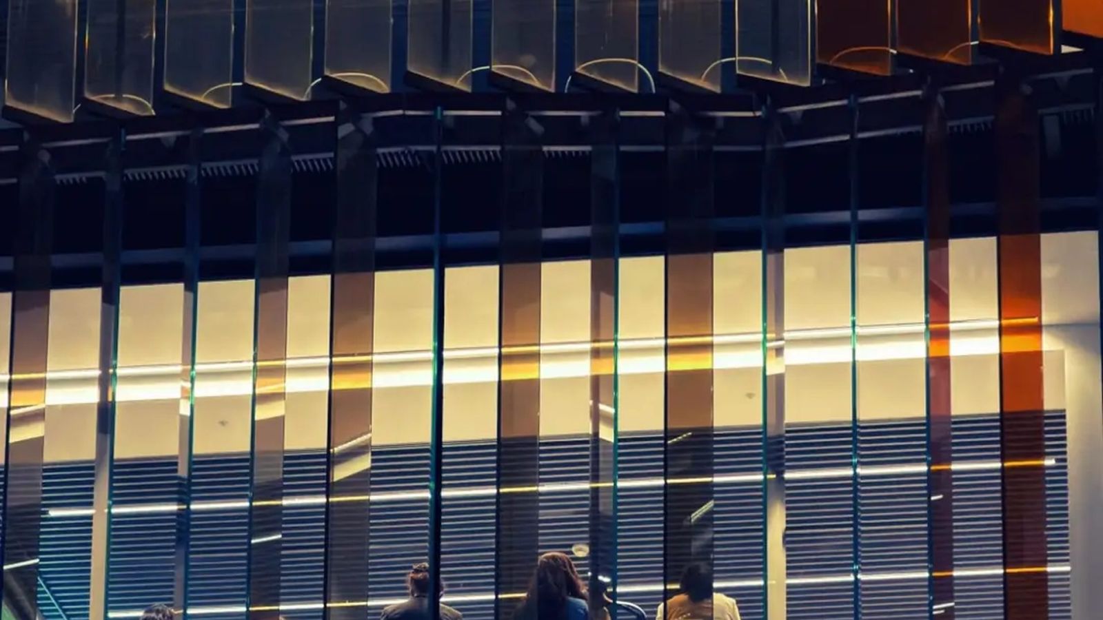 Reunião de diretoria em prédio corporativo à noite