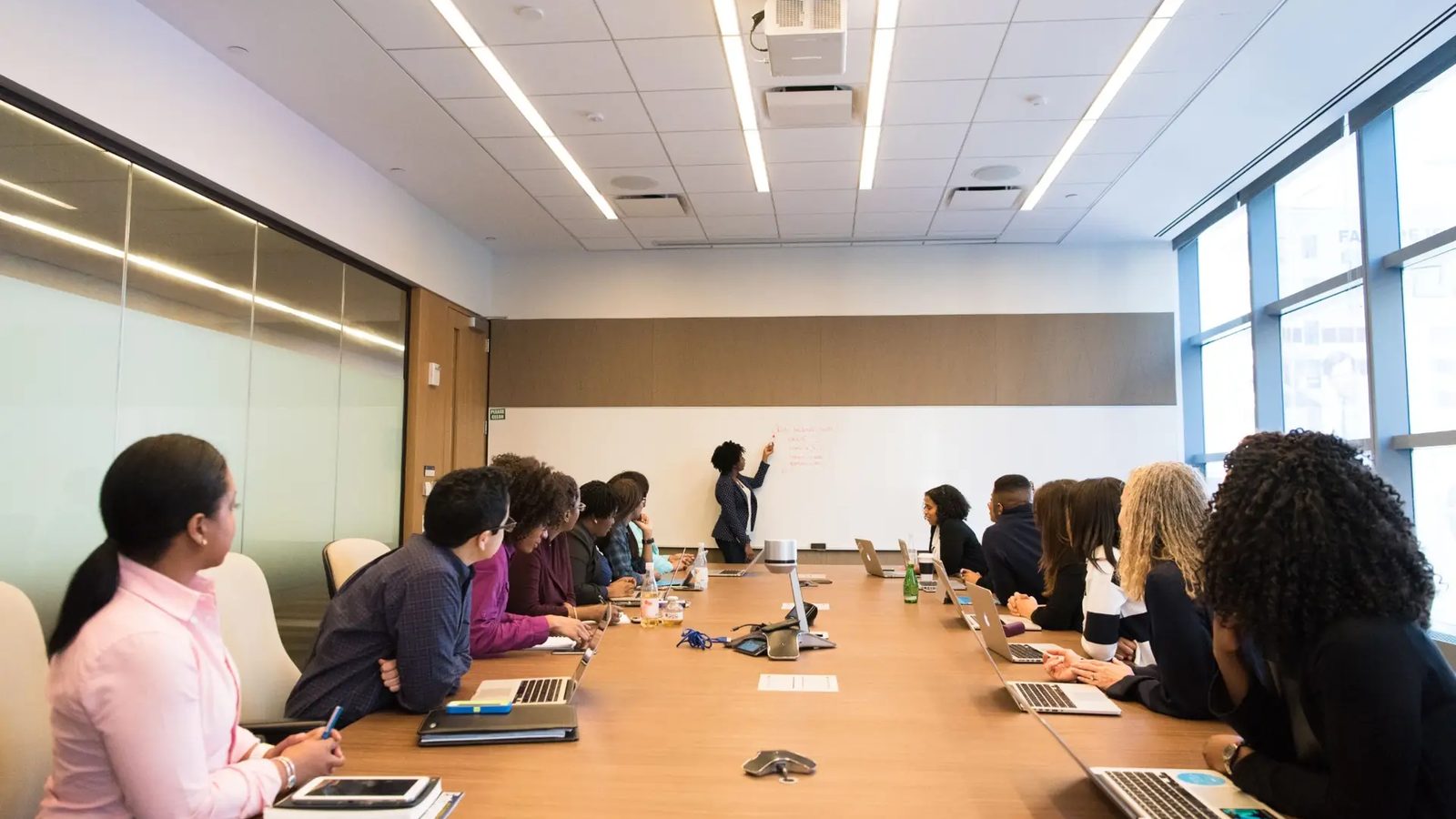 Gestora conduzindo apresentação em sala de conferência