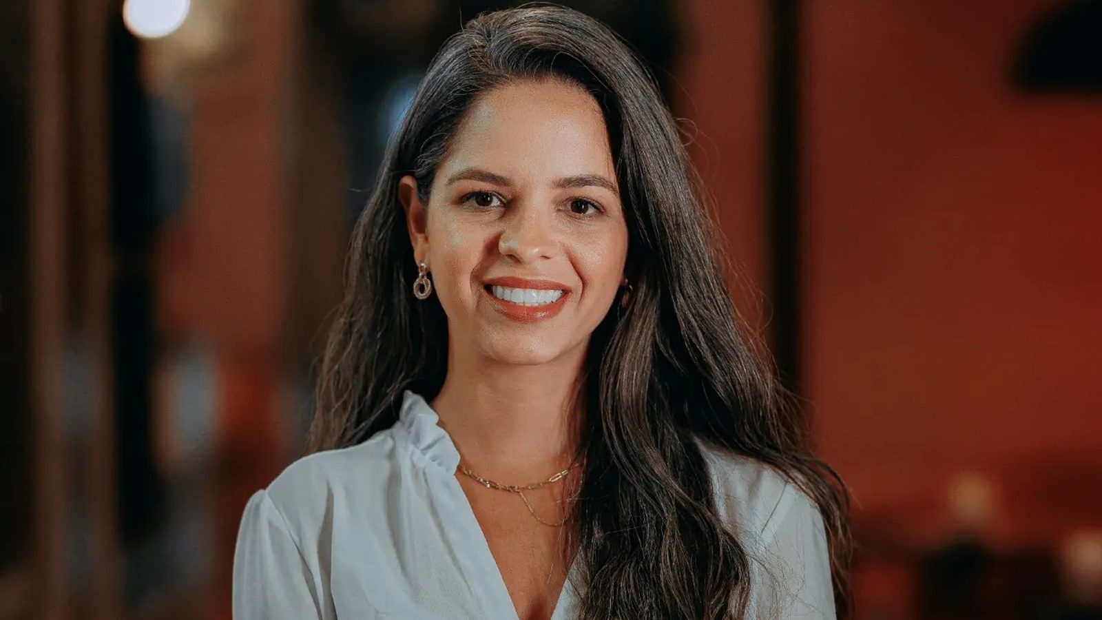 Profissional satisfeita em ambiente corporativo