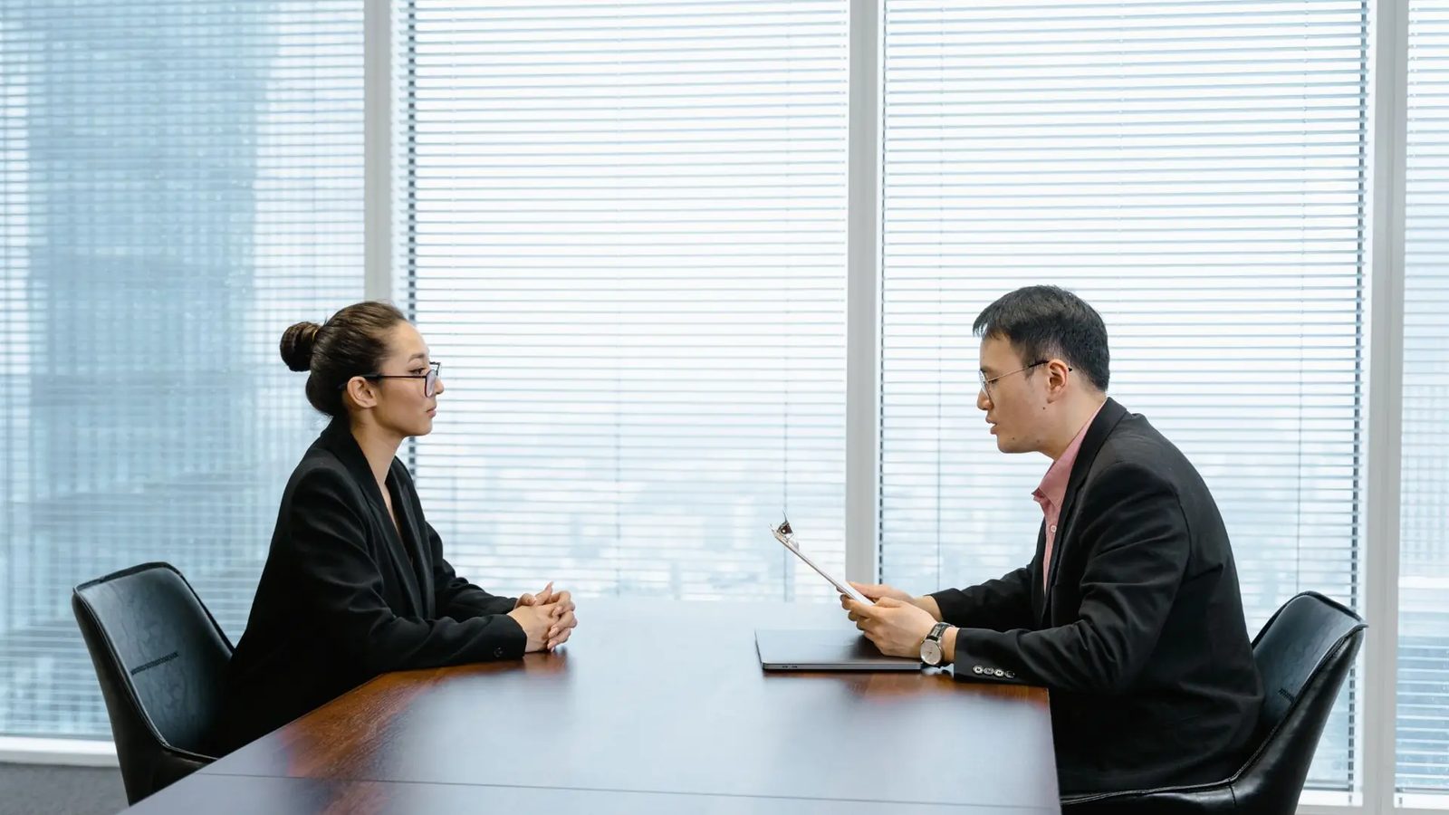 Entrevista de emprego em sala de reunião