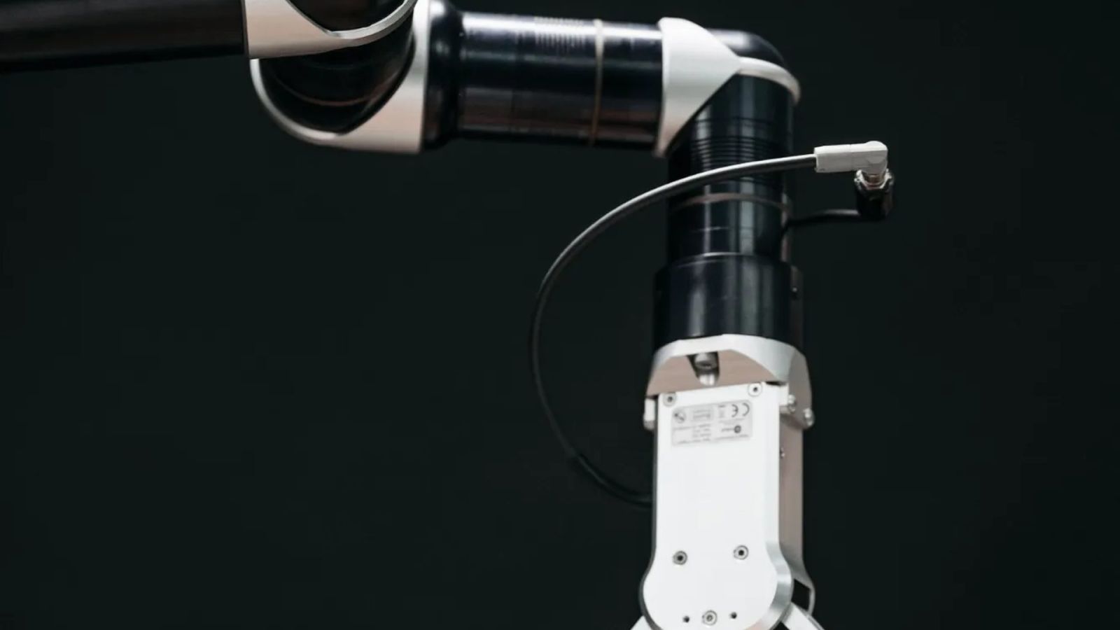 Braço robótico movendo uma peça de xadrez, representando a inteligência artificial nas decisões