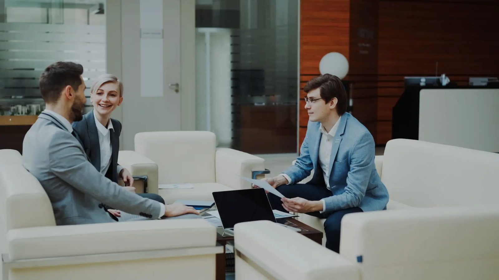 Executivos em reunião de negócios no lobby de uma empresa