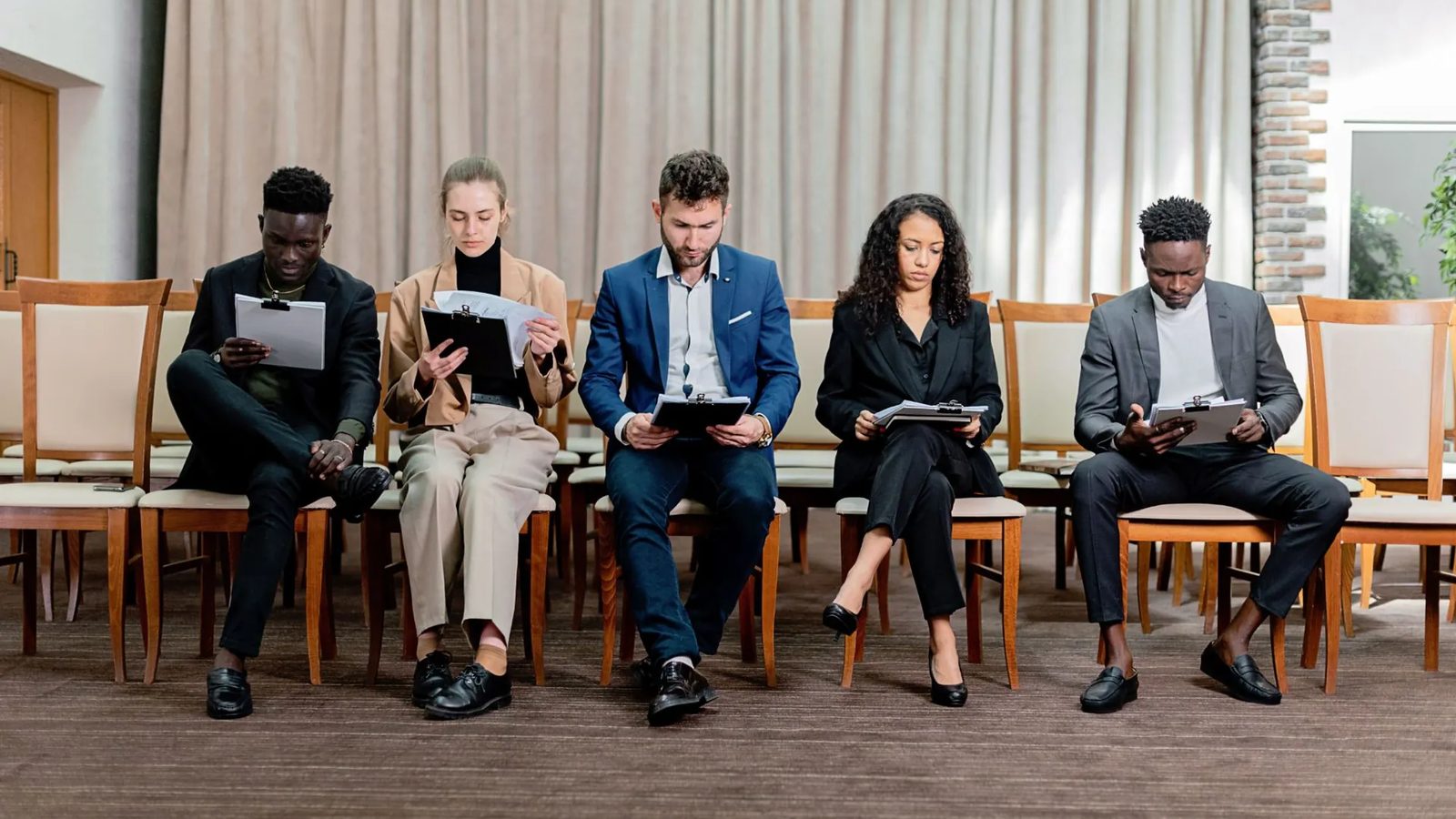 Candidatos aguardando entrevista para repor vagas abertas